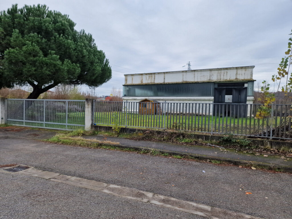 Capannone con terreno edificabile in vendita a Foiano della Chiana