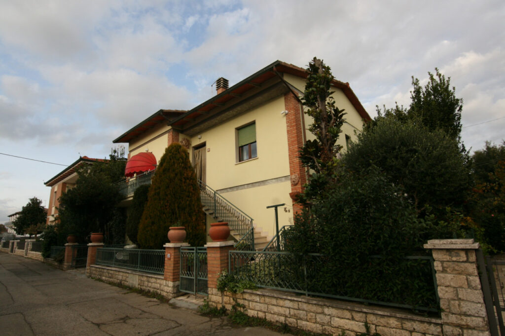 CS128 – Casa singola con due appartamenti e giardino in vendita a Torrita di Siena